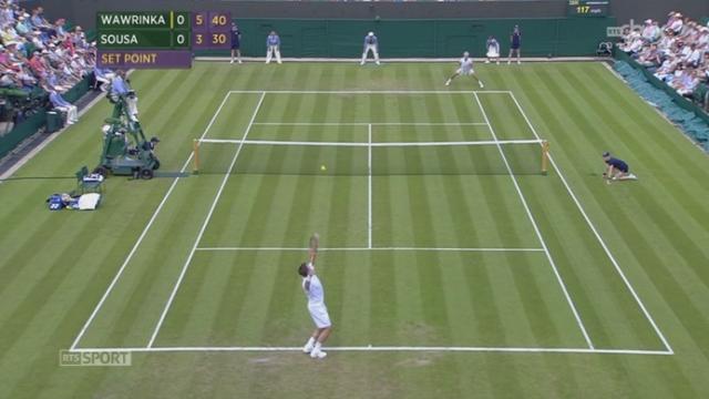 Tennis. Wimbledon. 1er tour: Stan Wawrinka (SUI-3) - Joao Sousa (POR). Le Suisse remporte la 1re manche 6-3