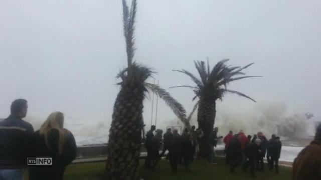 Une vague géante s'écrase sur les côtes portugaises