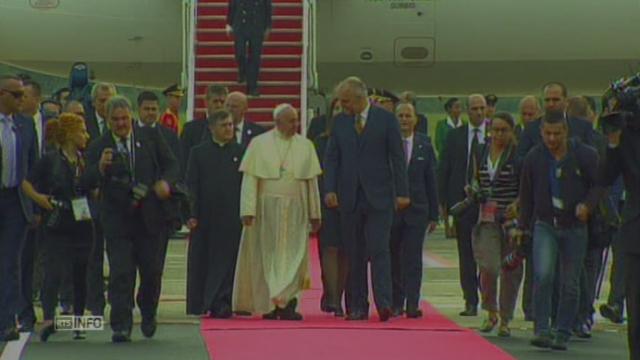 Arrivée du pape François en Albanie