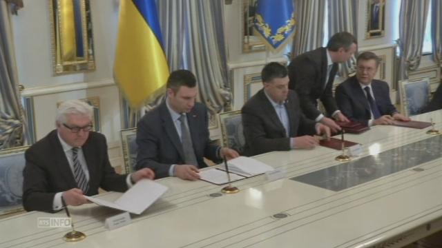 Signature de l'accord de sortie de crise en Ukraine