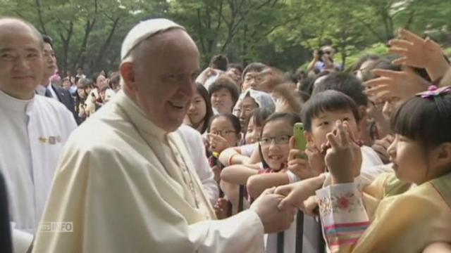 Bain de foule pour le pape François en Corée