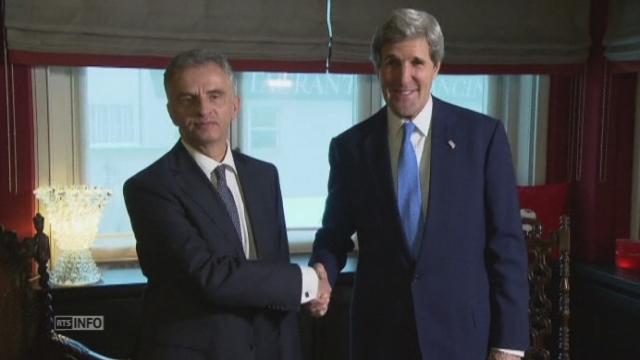 Poignée de main Kerry-Burkhalter en marge du WEF