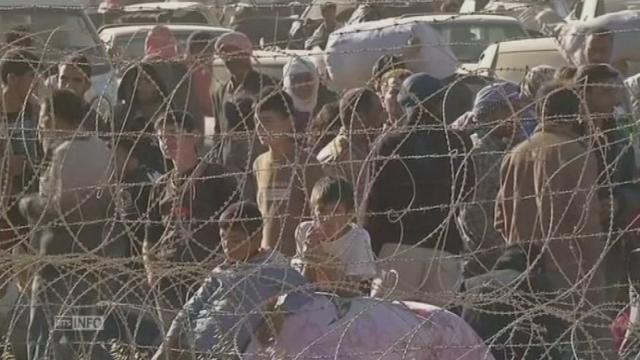 Des milliers de refugies kurdes a la frontiere turque
