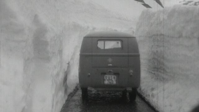 Sous la neige la route