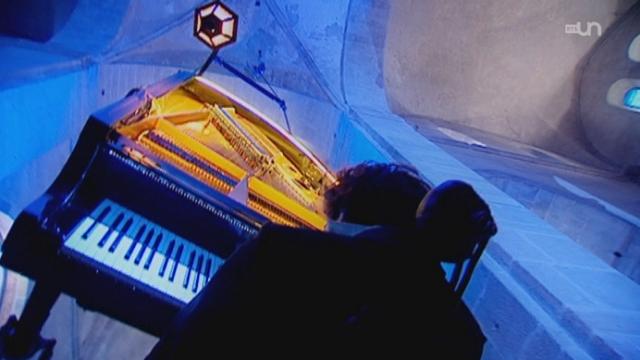 Il s’envoie en l’air dans une Eglise avec son piano. [RTS]