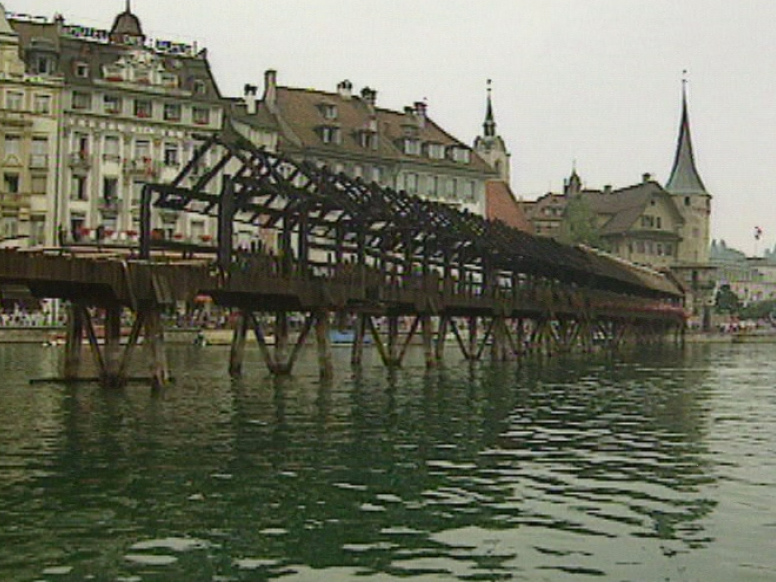 Incendie du pont de Lucerne en 1993. [RTS]