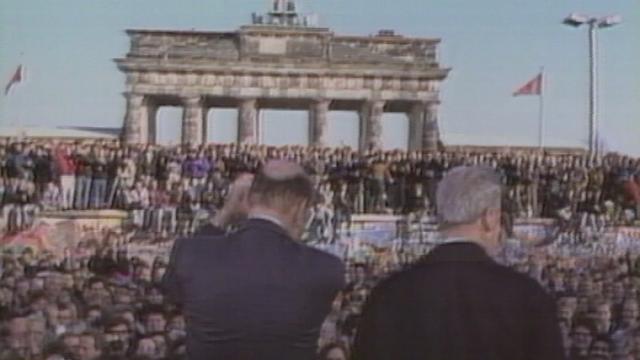 Le monde réagit à la chute du Mur de Berlin. [RTS]