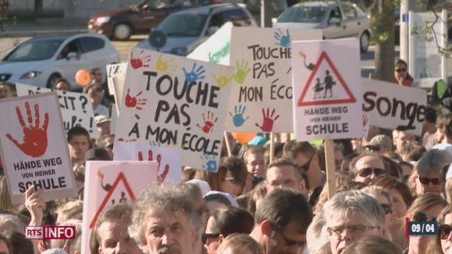 Des parents et enseignants s’inquiètent des mesures budgétaires dans le canton de Fribourg et de leurs effets sur l'école.