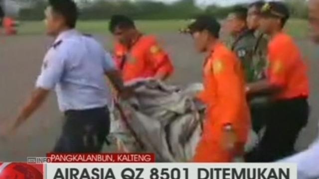 Des débris présumés du vol Air Asia repêchés