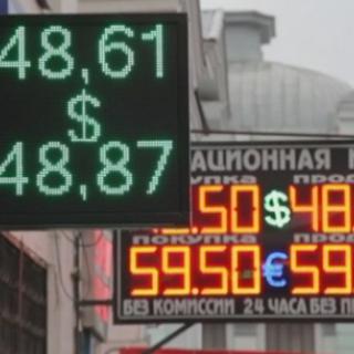 Le rouble, monnaie russe, est en chute libre