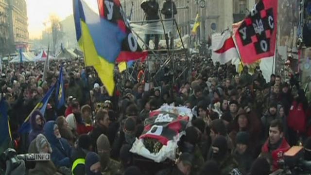 Le cercueil d'un opposant exhibé au centre-ville de Kiev