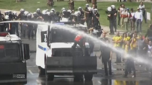 Manifestation a Izmir reprimee au canon a eau par la police