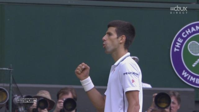 Finale messieurs. Novak Djokovic (SRB) - Roger Federer (SUI). 4e manche: Djokovic fait le break dans un jeu serré