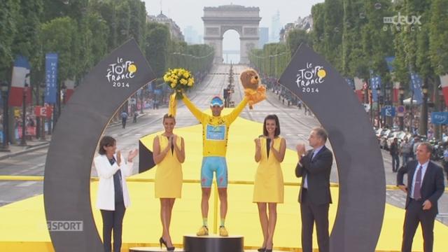 21e et dernière étape: remise du dernier maillot jaune à Vincenzo Nibali (ITA-Astana), vainqueur de la 101e édition du Tour de France