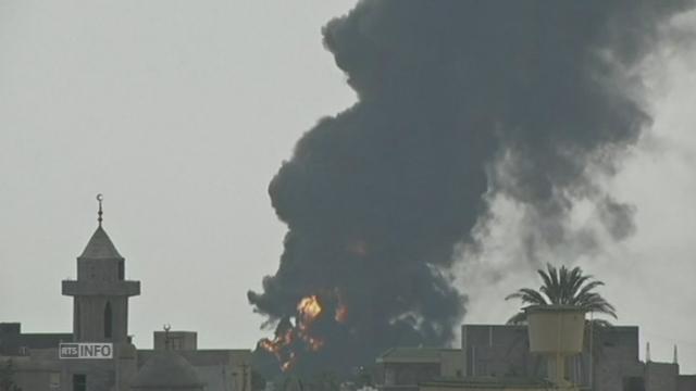 Réservoirs de carburant en feu à Tripoli
