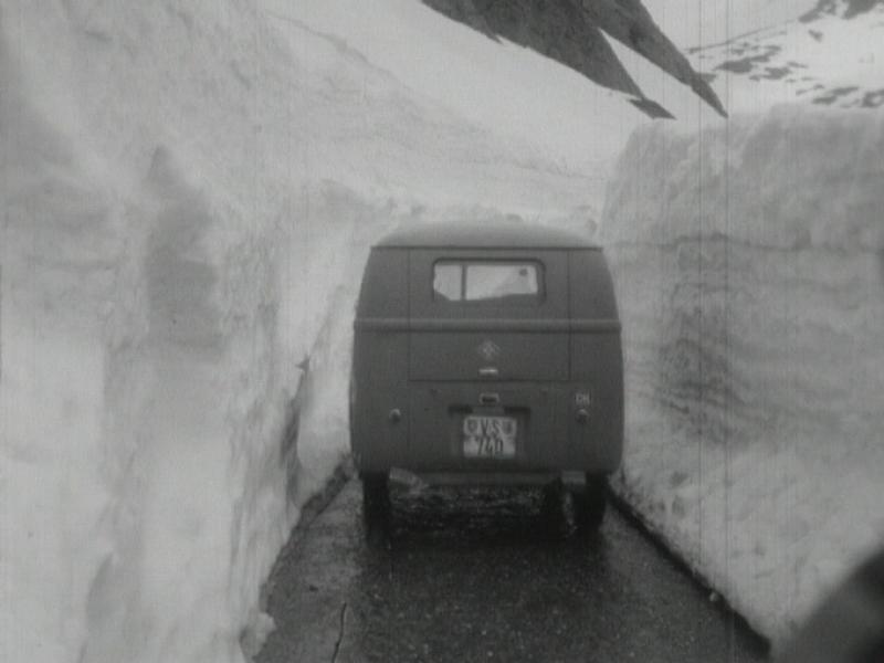 Sous la neige la route