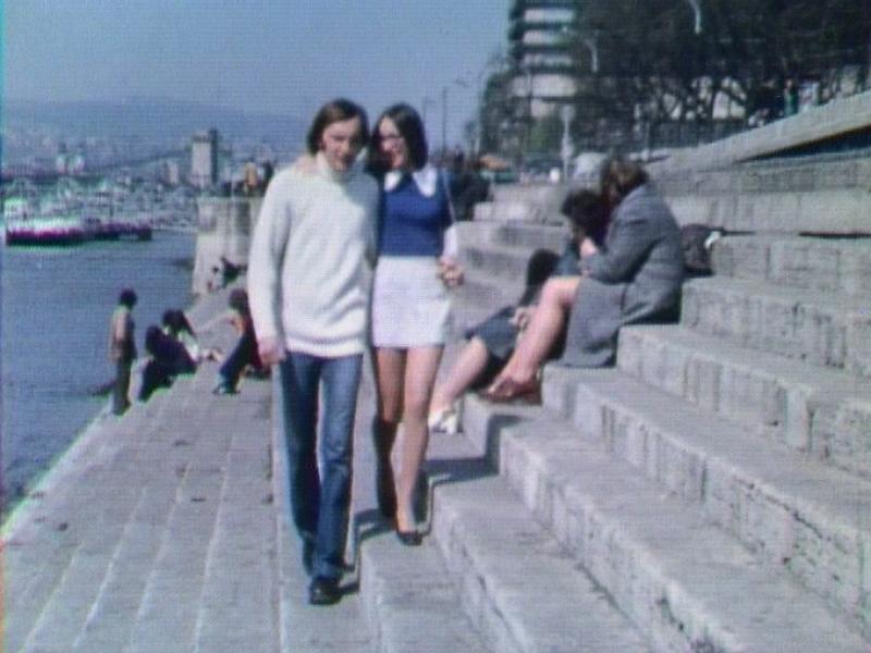 Hongrie, 1974. Jeune couple se promenant. [RTS]
