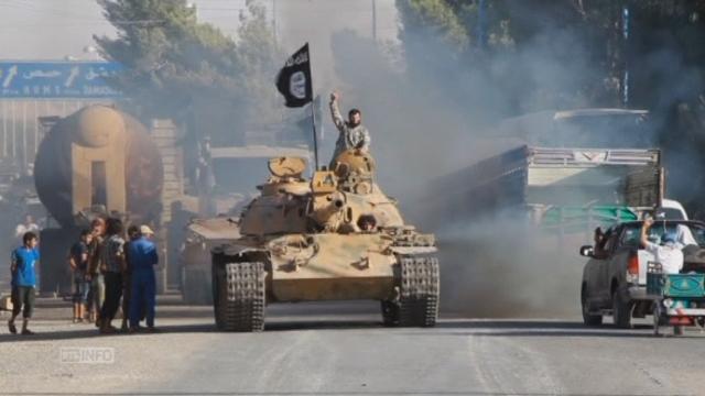 Parade des militants islamistes à Raqqa en Syrie