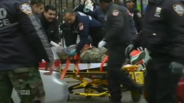 L homme qui a abattu deux policiers emmene en ambulance
