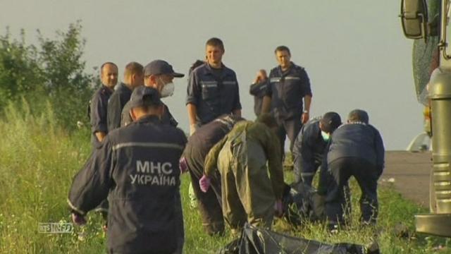 Les secouristes enlèvent les corps des victimes du crash en Ukraine