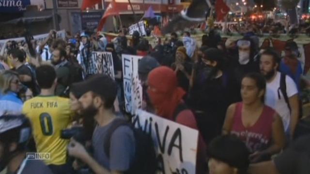 Manifestation contre la FIFA et la Coupe du Monde a Rio