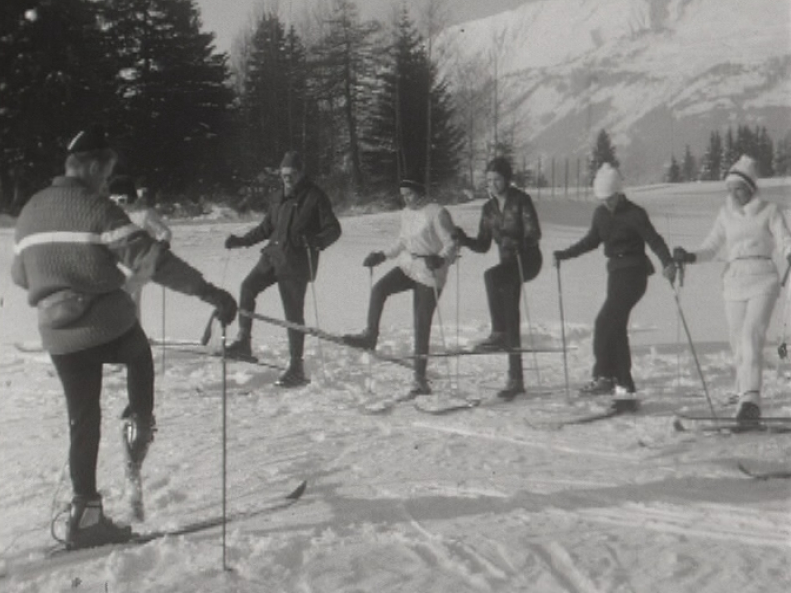 Cours de ski donné par un moniteur. [RTS]