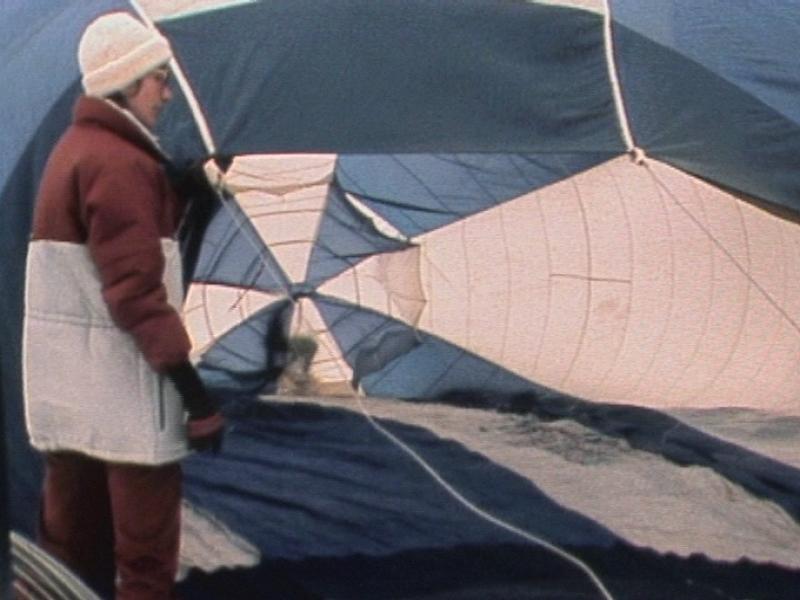 Préparatifs d'une montgolfière à Château-d'Oex en 1983. [RTS]