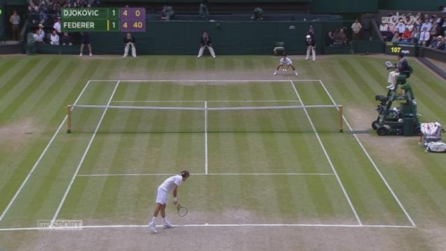 Finale messieurs. Novak Djokovic (SRB) - Roger Federer (SUI). A un set partout, Federer réussit un jeu blanc spectaculaire dans la 3e manche