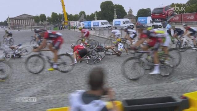 21e et dernière étape: chute sur les pavés des Champs-Elysées, avec le champion de Suisse, Martin Elmiger