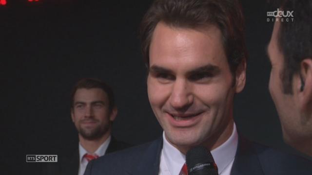 Le maître Roger Federer s'exprime sur le podium de la place de la navigation à Lausanne