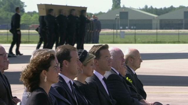 Les premiers corps des victimes du MH17 arrivent aux Pays-Bas