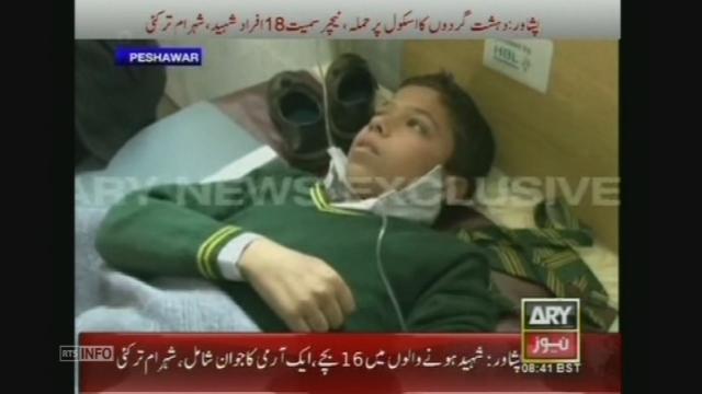 Défilé d'ambulances à Peshawar après l'attaque d'une école