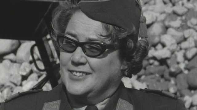 Femme en uniforme de l'armée suisse en 1966. [RTS]