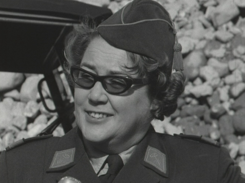 Femme en uniforme de l'armée suisse en 1966. [RTS]