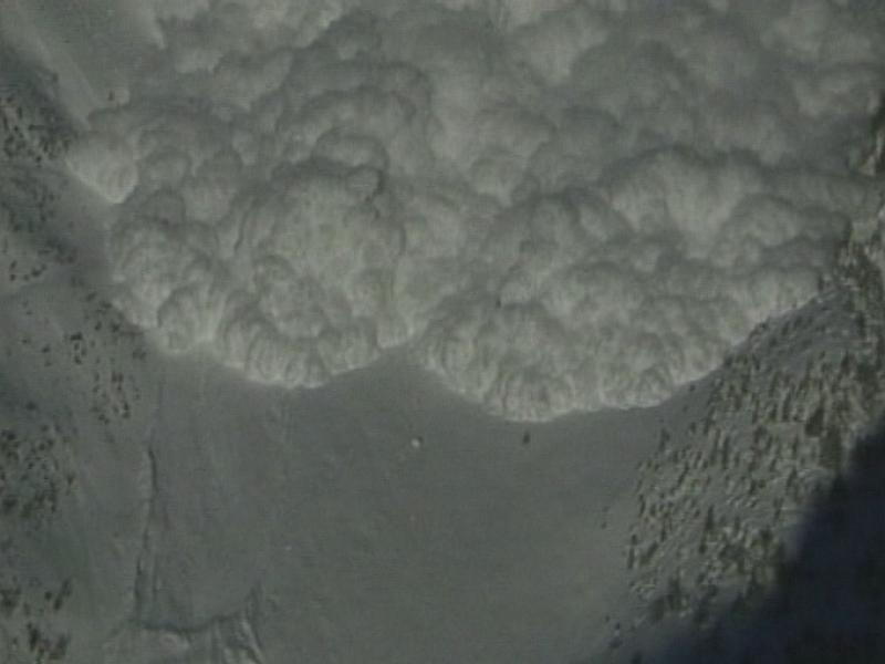 Avalanche déclenchée par l'Institut de la neige d'Anzère. [RTS]