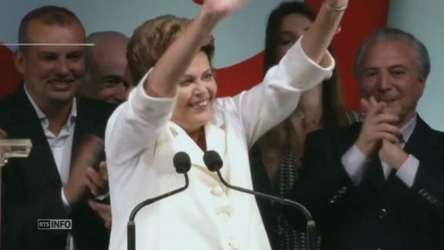 La présidente brésilienne Dilma Rousseff réagit a sa réélection