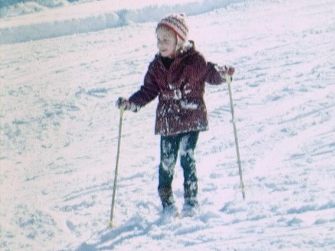 Une fillette dans la station de ski de Vuisternens en 1973. [RTS]