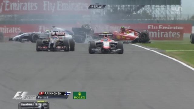 Départ et un crash entre Räikkönen et Massa