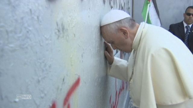 Le pape François devant le mur israélien