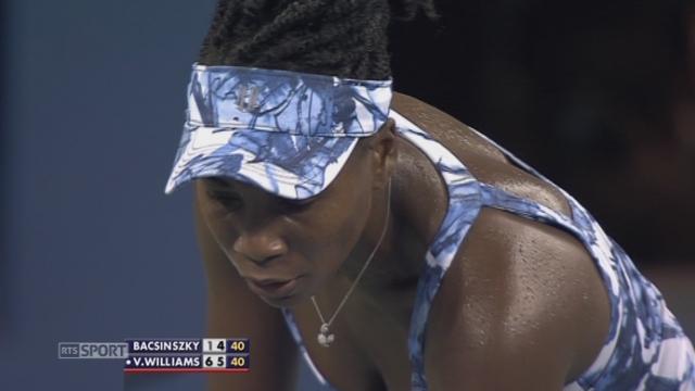 2e tour dames. Timea Bacsinszky (SUI) – Venus Williams (USA-19) 6-1 6-4. 2e manche: la Suissesse a tout tenté, mais n’arien pu contre la puissance de l’Américaine