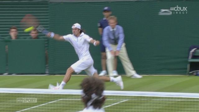 Tennis. Wimbledon. 1er tour: Paolo Lorenzi (ITA) - Roger Federer (SUI). Le Suisse remporte le 1er set par 6-1 en 25 minutes