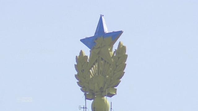 Un drapeau ukrainien sur un immeuble moscovite