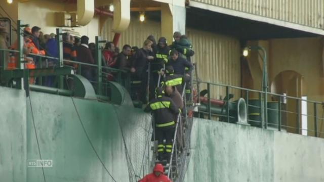 Des rescapés du ferry en feu arrivent en Italie