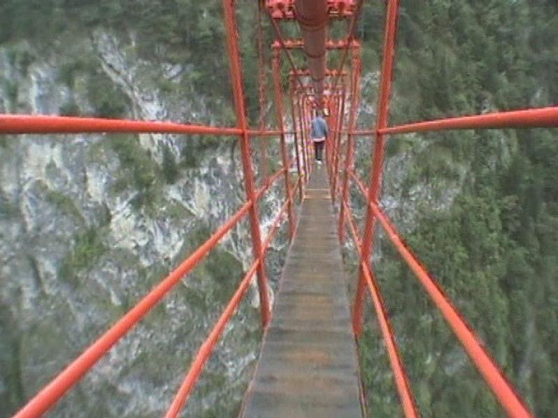 Le très vertigineux pont de Niouc, en Valais. [RTS]