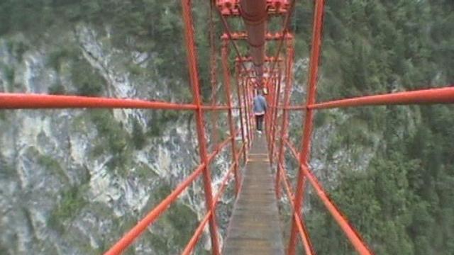 Le très vertigineux pont de Niouc, en Valais. [RTS]