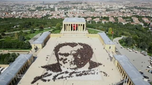 Des milliers de Turcs forment un portrait de Kemal Ataturk