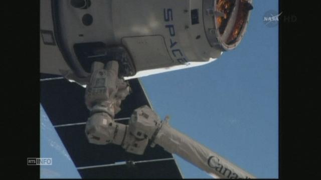 Arrimage du vaisseau spatial Dragon à l'ISS