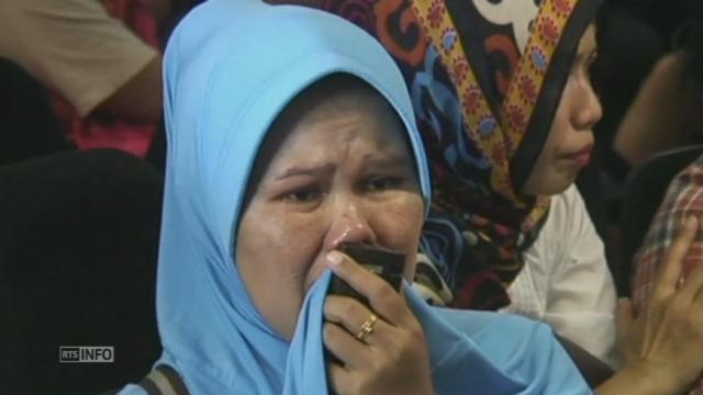 Les proches des disparus du vol Air Asia attendent à Surabaya
