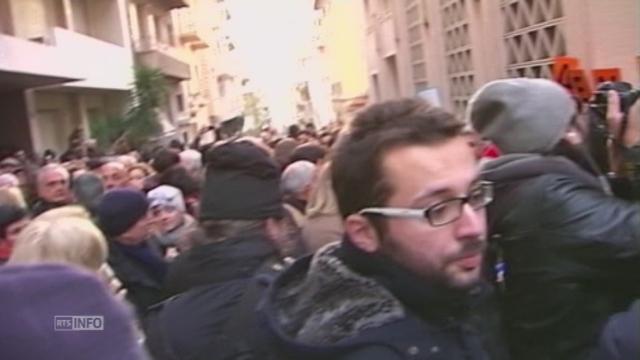 A Athènes, un rassemblement de citoyens grecs s'est formé devant l'institut francais, en signe de solidarité après l'attaque de Charlie Hebdo.