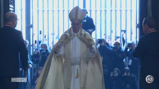 Le pape François a ouvert la porte sainte de Saint-Pierre pour célébrer l’année du jubilé